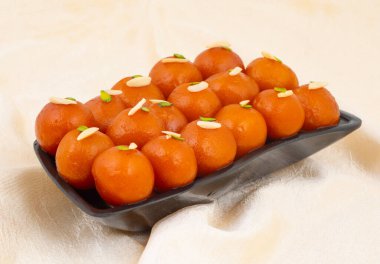 Hint Popüler Tatlı Gulab Jamun olarak da bilinir. Ayrıca kala Jamun ya da Kalajam olarak da bilinir.