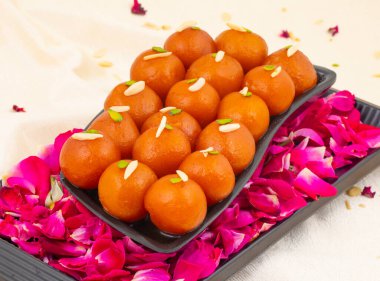 Hint Popüler Tatlı Gulab Jamun olarak da bilinir. Ayrıca kala Jamun ya da Kalajam olarak da bilinir.