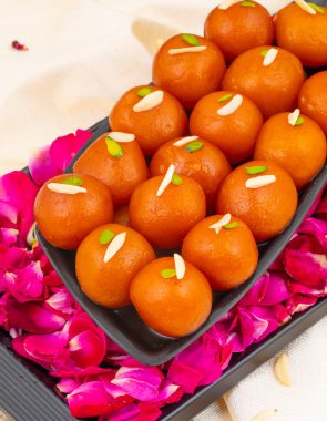 Hint Popüler Tatlı Gulab Jamun olarak da bilinir. Ayrıca kala Jamun ya da Kalajam olarak da bilinir.