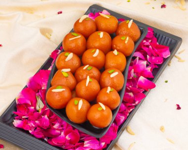 Hint Popüler Tatlı Gulab Jamun olarak da bilinir. Ayrıca kala Jamun ya da Kalajam olarak da bilinir.