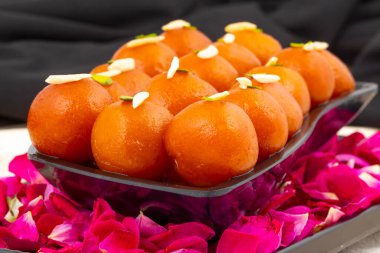 Hint Popüler Tatlı Gulab Jamun olarak da bilinir. Ayrıca kala Jamun ya da Kalajam olarak da bilinir.