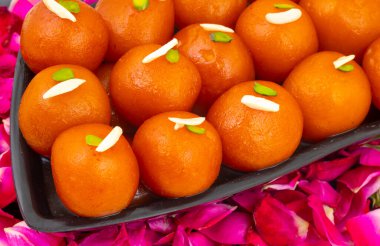 Hint Popüler Tatlı Gulab Jamun olarak da bilinir. Ayrıca kala Jamun ya da Kalajam olarak da bilinir.