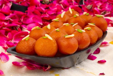 Hint Popüler Tatlı Gulab Jamun olarak da bilinir. Ayrıca kala Jamun ya da Kalajam olarak da bilinir.