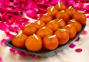 Hint Popüler Tatlı Gulab Jamun olarak da bilinir. Ayrıca kala Jamun ya da Kalajam olarak da bilinir.