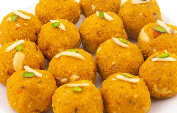 インドの伝統的な冬の甘い食べ物メティ ラドゥまた メティ ラドゥやフェヌグリーク ラドゥとして知られていますフェヌグリーク種子から作られました ジンジャー サウンドとジャガー — ストック写真