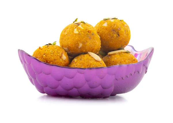 Ladoo De Coco De Alimentos Tradicionais Amarelos Tradicionais Da Índia, Com  Fundo Branco Imagem de Stock - Imagem de vegetariano, tradicional: 159022001