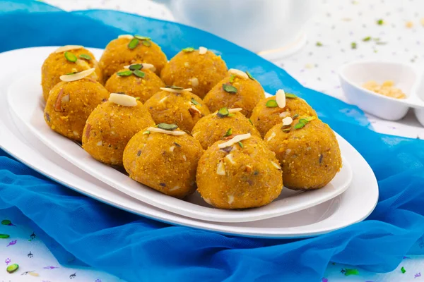 Geleneksel Hint Kış Tatlı Yemekleri Methi Laddu olarak da bilinir. Methi Ke Laddu veya FenuGreek Laddu, FenuGreek tohumlarından yapılır, Ginger, Saunf ve Jaggery