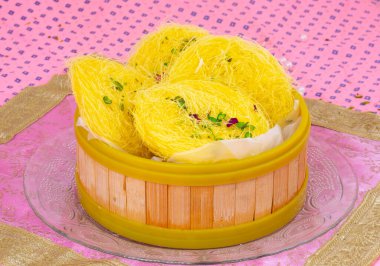 Hint Geleneksel Tatlı Yemekleri Desi Ghee Ki Pheni Sutarfeni, Firni, Seviyan, Laccha, Feni ya da Maida, Sugar and Fini hizmetçi olarak da bilinir.