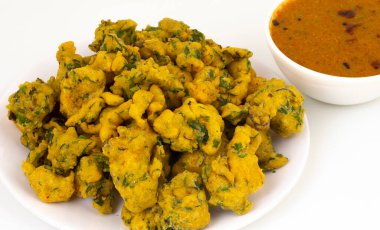 Pakora, Pakoda, Bhajiya, Rava Bhaji, Kanda Bhaji, Pyaz Pakoda, Fried Chillies, Fried Onion Pakora olarak da bilinir.