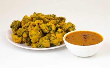Pakora, Pakoda, Bhajiya, Rava Bhaji, Kanda Bhaji, Pyaz Pakoda, Fried Chillies, Fried Onion Pakora olarak da bilinir.