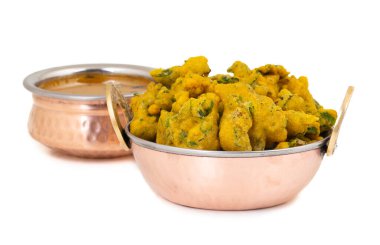 Pakora, Pakoda, Bhajiya, Rava Bhaji, Kanda Bhaji, Pyaz Pakoda, Fried Chillies, Fried Onion Pakora olarak da bilinir.