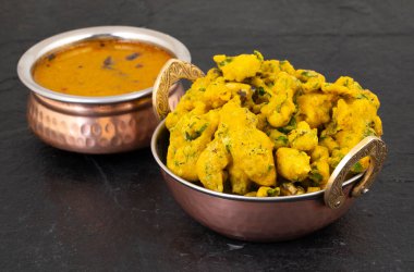 Pakora, Pakoda, Bhajiya, Rava Bhaji, Kanda Bhaji, Pyaz Pakoda, Fried Chillies, Fried Onion Pakora olarak da bilinir.