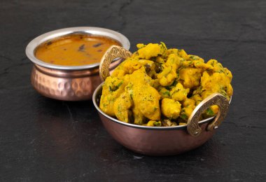 Pakora, Pakoda, Bhajiya, Rava Bhaji, Kanda Bhaji, Pyaz Pakoda, Fried Chillies, Fried Onion Pakora olarak da bilinir.