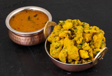 Pakora, Pakoda, Bhajiya, Rava Bhaji, Kanda Bhaji, Pyaz Pakoda, Fried Chillies, Fried Onion Pakora olarak da bilinir.