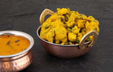 Pakora, Pakoda, Bhajiya, Rava Bhaji, Kanda Bhaji, Pyaz Pakoda, Fried Chillies, Fried Onion Pakora olarak da bilinir.