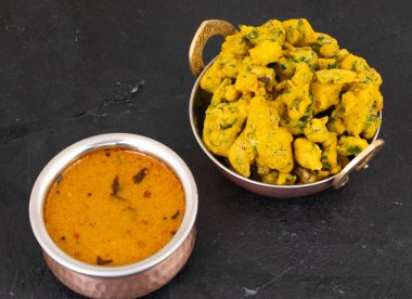 Pakora, Pakoda, Bhajiya, Rava Bhaji, Kanda Bhaji, Pyaz Pakoda, Fried Chillies, Fried Onion Pakora olarak da bilinir.