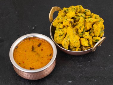 Pakora, Pakoda, Bhajiya, Rava Bhaji, Kanda Bhaji, Pyaz Pakoda, Fried Chillies, Fried Onion Pakora olarak da bilinir.