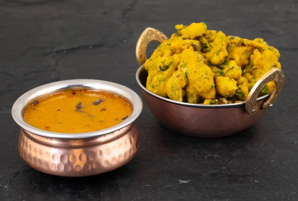 Pakora, Pakoda, Bhajiya, Rava Bhaji, Kanda Bhaji, Pyaz Pakoda, Fried Chillies, Fried Onion Pakora olarak da bilinir.