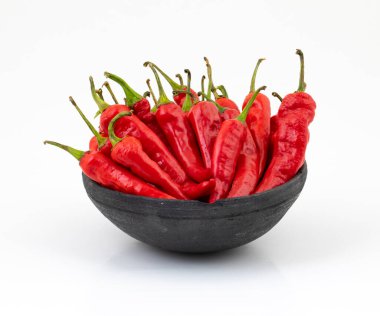 Taze Kırmızı Biber Grubu Beyaz Arkaplanda Lal Mirch olarak da bilinir.