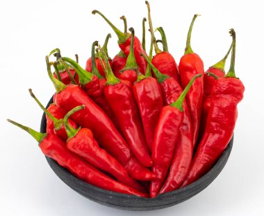 Taze Kırmızı Biber Grubu Beyaz Arkaplanda Lal Mirch olarak da bilinir.