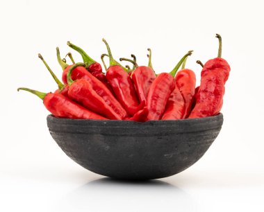 Taze Kırmızı Biber Grubu Beyaz Arkaplanda Lal Mirch olarak da bilinir.