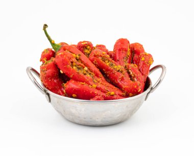 Hint ev yapımı kırmızı biber turşusu Mirchi Ka Achar, Loncha veya Laal Mirch Ka Achar olarak da bilinir.