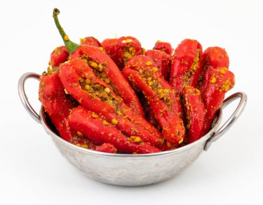Hint ev yapımı kırmızı biber turşusu Mirchi Ka Achar, Loncha veya Laal Mirch Ka Achar olarak da bilinir.