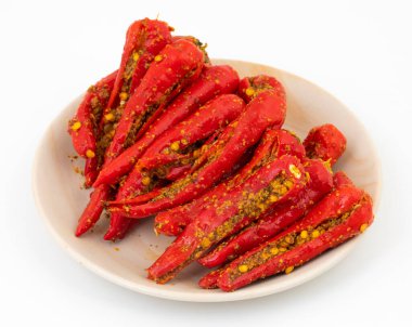 Hint ev yapımı kırmızı biber turşusu Mirchi Ka Achar, Loncha veya Laal Mirch Ka Achar olarak da bilinir.