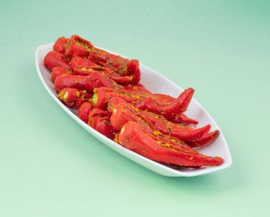 Hint ev yapımı kırmızı biber turşusu Mirchi Ka Achar, Loncha veya Laal Mirch Ka Achar olarak da bilinir.