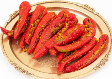 Hint ev yapımı kırmızı biber turşusu Mirchi Ka Achar, Loncha veya Laal Mirch Ka Achar olarak da bilinir.