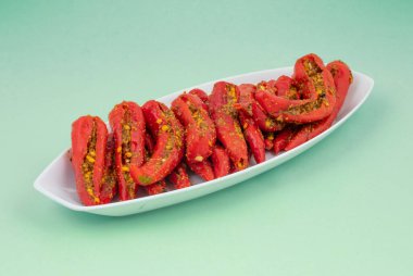 Hint ev yapımı kırmızı biber turşusu Mirchi Ka Achar, Loncha veya Laal Mirch Ka Achar olarak da bilinir.