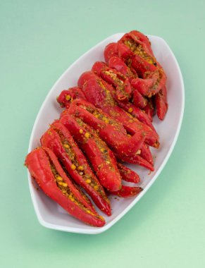 Hint ev yapımı kırmızı biber turşusu Mirchi Ka Achar, Loncha veya Laal Mirch Ka Achar olarak da bilinir.