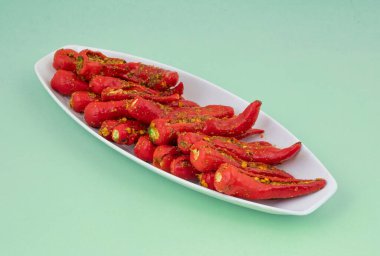 Hint ev yapımı kırmızı biber turşusu Mirchi Ka Achar, Loncha veya Laal Mirch Ka Achar olarak da bilinir.