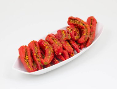 Hint ev yapımı kırmızı biber turşusu Mirchi Ka Achar, Loncha veya Laal Mirch Ka Achar olarak da bilinir.