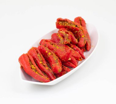 Hint ev yapımı kırmızı biber turşusu Mirchi Ka Achar, Loncha veya Laal Mirch Ka Achar olarak da bilinir.