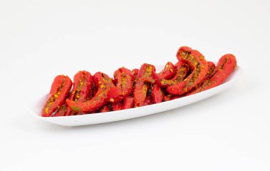 Hint ev yapımı kırmızı biber turşusu Mirchi Ka Achar, Loncha veya Laal Mirch Ka Achar olarak da bilinir.