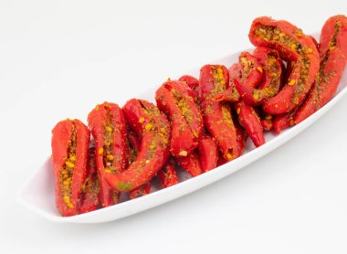 Hint ev yapımı kırmızı biber turşusu Mirchi Ka Achar, Loncha veya Laal Mirch Ka Achar olarak da bilinir.