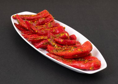 Hint ev yapımı kırmızı biber turşusu Mirchi Ka Achar, Loncha veya Laal Mirch Ka Achar olarak da bilinir.