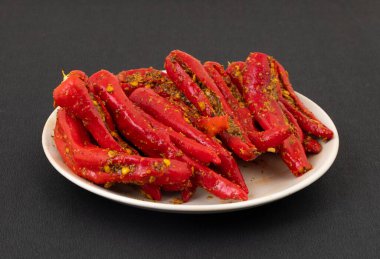 Hint ev yapımı kırmızı biber turşusu Mirchi Ka Achar, Loncha veya Laal Mirch Ka Achar olarak da bilinir.