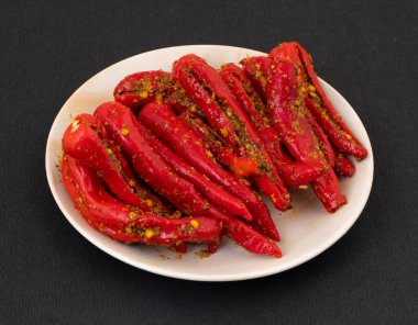 Hint ev yapımı kırmızı biber turşusu Mirchi Ka Achar, Loncha veya Laal Mirch Ka Achar olarak da bilinir.
