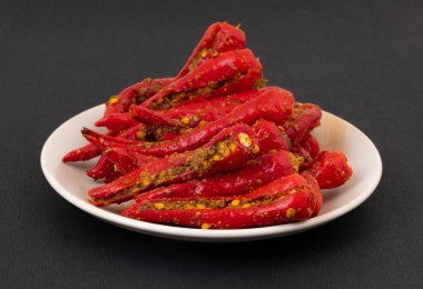 Hint ev yapımı kırmızı biber turşusu Mirchi Ka Achar, Loncha veya Laal Mirch Ka Achar olarak da bilinir.