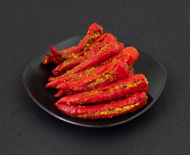 Hint ev yapımı kırmızı biber turşusu Mirchi Ka Achar, Loncha veya Laal Mirch Ka Achar olarak da bilinir.