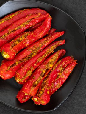 Hint ev yapımı kırmızı biber turşusu Mirchi Ka Achar, Loncha veya Laal Mirch Ka Achar olarak da bilinir.