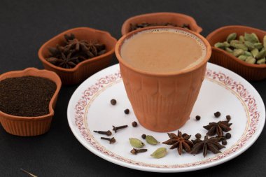 Hint Popüler İçeceği Masala Chai veya Masala Çayı Siyah Arkaplanda Geleneksel İçecekle