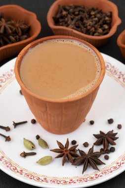 Hint Popüler İçeceği Masala Chai veya Masala Çayı Siyah Arkaplanda Geleneksel İçecekle