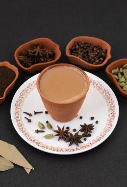 Hint Popüler İçeceği Masala Chai veya Masala Çayı Siyah Arkaplanda Geleneksel İçecekle