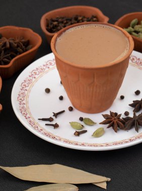 Hint Popüler İçeceği Masala Chai veya Masala Çayı Siyah Arkaplanda Geleneksel İçecekle