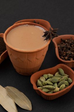 Hint Popüler İçeceği Masala Chai veya Masala Çayı Siyah Arkaplanda Geleneksel İçecekle