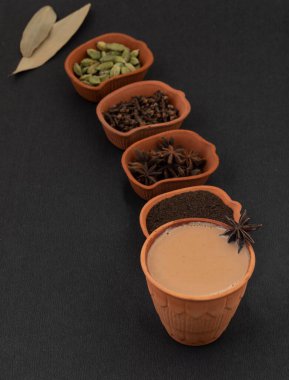 Hint Popüler İçeceği Masala Chai veya Masala Çayı Siyah Arkaplanda Geleneksel İçecekle