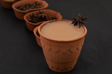 Hint Popüler İçeceği Masala Chai veya Masala Çayı Siyah Arkaplanda Geleneksel İçecekle
